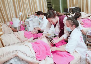 長(zhǎng)沙學(xué)美容多少錢(qián)？看看這兩家美容學(xué)校收費(fèi)情況！